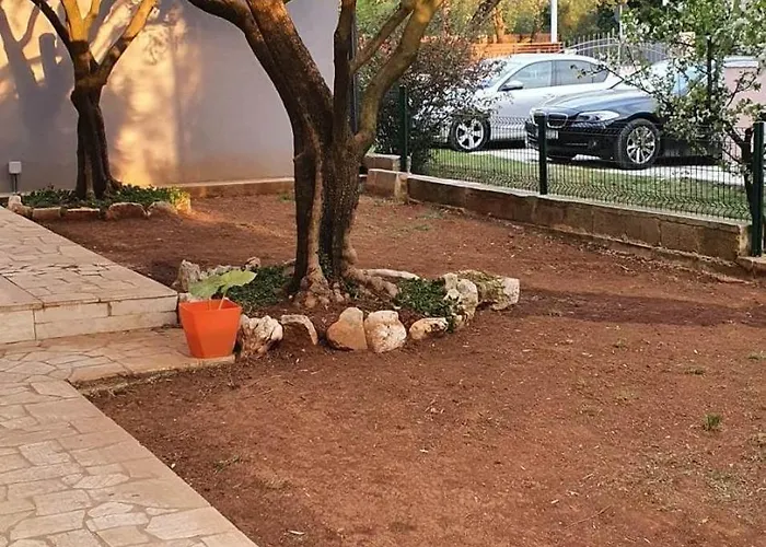 Lägenhet With Parking Space - 22715 *